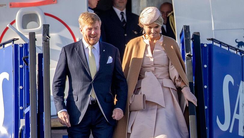 König Willem-Alexander und seine Frau Königin Máxima bei ihrer Ankunft am Flughafen Stockholm-Arlanda.