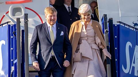 König Willem-Alexander und seine Frau Königin Máxima bei ihrer Ankunft am Flughafen Stockholm-Arlanda.