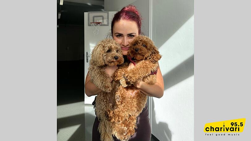Aber auch kuscheln darf nicht zu kurz kommen. Ob mit Ehemann Lorenz oder der wunderbaren Lola.