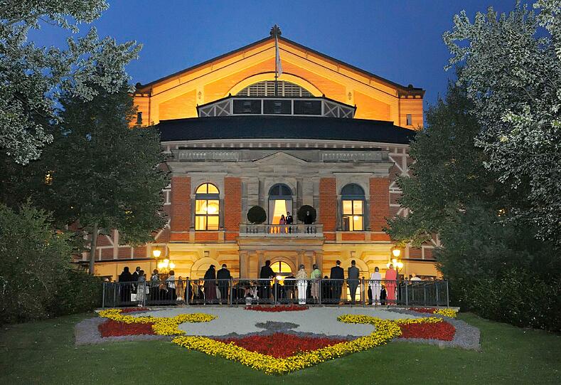 Bayreuth ist die richtige Antwort! Hier finden alljährlich die bekannten Richard-Wagner-Festspiele statt.