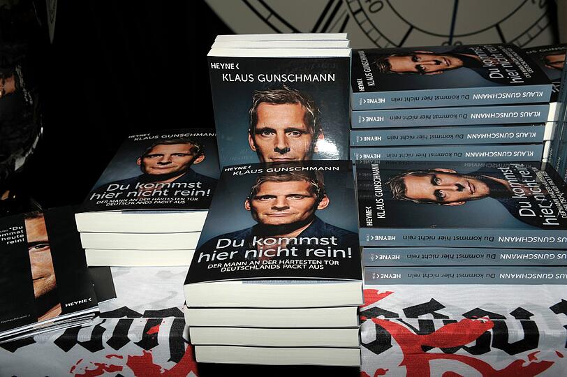 In "Du kommst hier nicht rein! Der Mann an der härtesten Tür Deutschlands packt aus" (Heyne Verlag)...