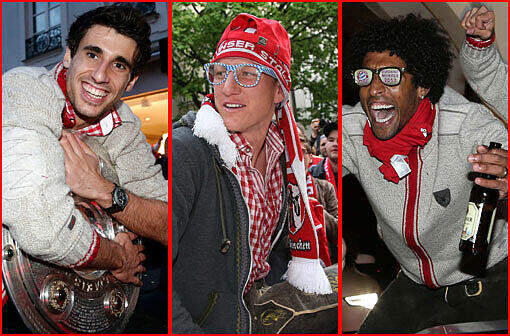 Der FC Bayern feiert die 23. Deutsche Meisterschaft. Mit einem Autokorso fuhren Spieler, Trainer und Funktionäre vom Stadtrand zur Fan-Party auf den Marienplatz. Die besten Bilder vom Korso.