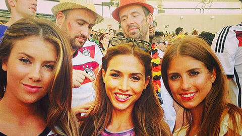 Montana Yorke (v.l.), Ann-Kathrin Brömmel und Cathy Fischer genießen die WM vor Ort