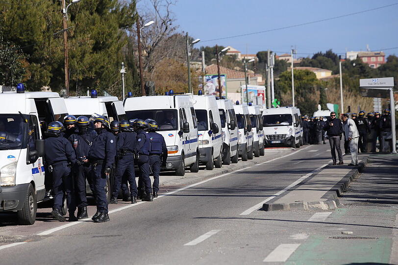 In Marseille haben Vermummte am Montagvormittag mit Kalaschnikows auf Polizisten geschossen.