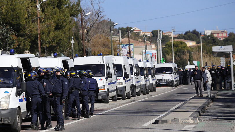 In Marseille haben Vermummte am Montagvormittag mit Kalaschnikows auf Polizisten geschossen. In Marseille haben Vermummte am Montagvormittag mit Kalaschnikows auf Polizisten geschossen.