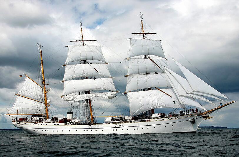 Das Segelschulschiff "Gorch Fock" läuft unter Segeln über die Kieler Förde. Foto: Carsten Rehder/Archiv