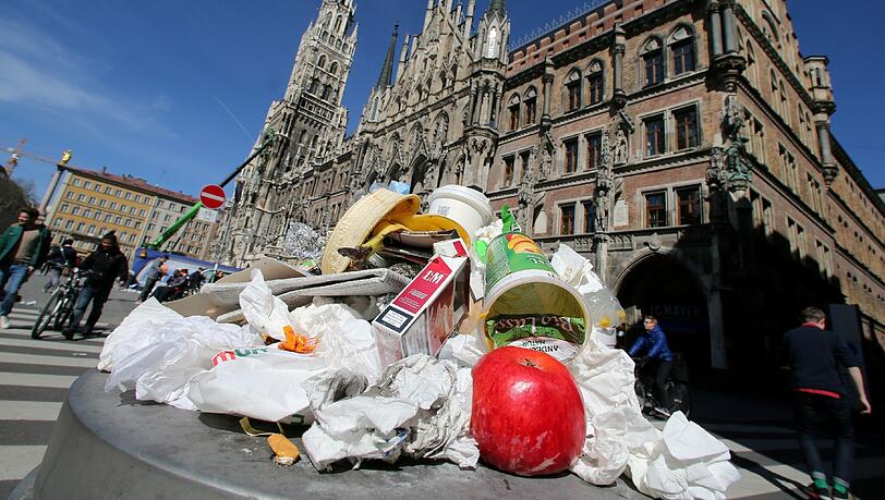 So durcheinander wie in diesem Abfalleimer geht es in den Münchner Privathaushalten nicht zu. So durcheinander wie in diesem Abfalleimer geht es in den Münchner Privathaushalten nicht zu.
