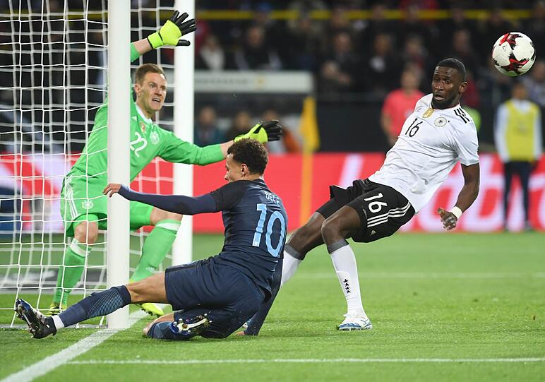 Antonio Rüdiger - Note 4: Kurz vor Beginn der EM hatte er sich das Kreuzband gerissen, neun Monate später feierte der Pechvogel nun sein DFB-Comeback. Hatte große Probleme, wurde einige Male überlaufen. Schlechtes Stellungsspiel.