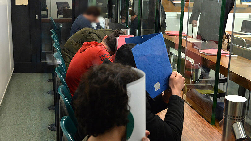 Prozessauftakt in Berlin: Sieben Männer stehen vor Gericht - sie haben kurz nach Heiligabend einen Obdachlosen in einer U-Bahnstation angezündet.