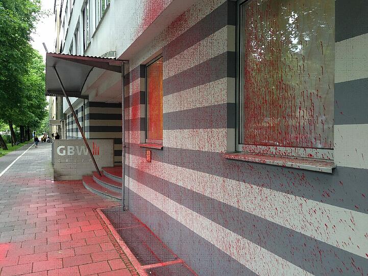 Der Eingang und auch der Bürgersteig ist rot verschmiert.