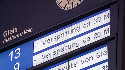 Weiterhin kommt jeder vierte Fernzug der Bahn zu spät an.
