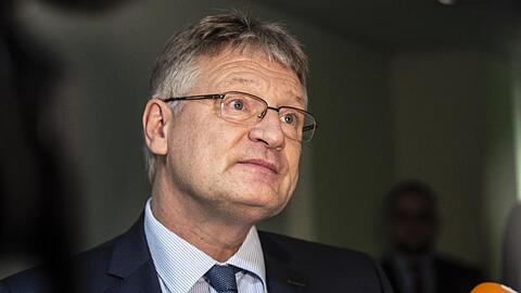 Der AfD-Vorsitzende Jörg Meuthen spricht mit Journalisten.