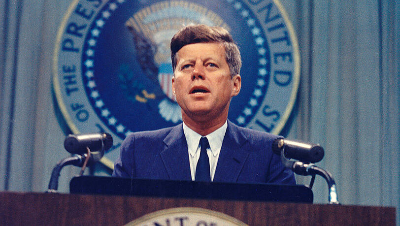John F. Kennedy wurde am 8. November 1960 zum 35. Präsident der Vereinigten Staaten gewählt John F. Kennedy wurde am 8. November 1960 zum 35. Präsident der Vereinigten Staaten gewählt