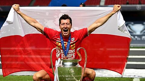 Krönt sich Robert Lewandowski nach dem Triple mit Bayern noch mit dem Titel des Weltfußballers?.