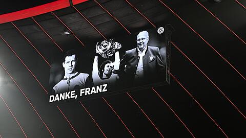 Die Anzeigetafel im Stadion zeigt Fotos des verstorbenen Franz Beckenbauer mit den Worten "Danke, Franz" vor dem Spiel.