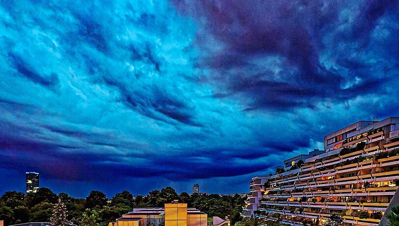 Gewitterwolken über dem Olympiadorf. Wer in München eine Wohnung erbt, liegt mit hoher Wahrscheinlichkeit über dem Freibetrag – und muss Erbschaftssteuer zahlen. Gewitterwolken über dem Olympiadorf. Wer in München eine Wohnung erbt, liegt mit hoher Wahrscheinlichkeit über dem Freibetrag – und muss Erbschaftssteuer zahlen.