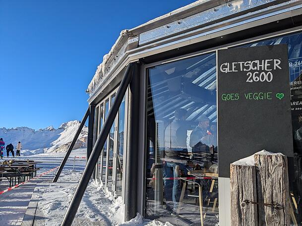 Beim offiziellen Saisonstart 2024 hat man ganz deutlich gesehen: Die Speisen im Gletscher 2600 sind jetzt veggie. Beim offiziellen Saisonstart 2024 hat man ganz deutlich gesehen: Die Speisen im Gletscher 2600 sind jetzt veggie.