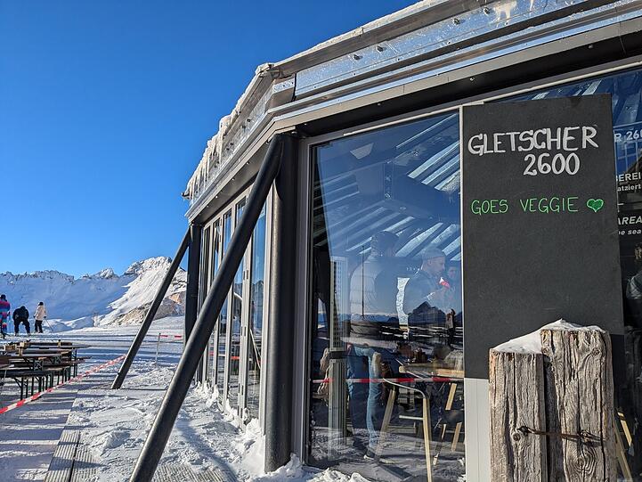 Beim offiziellen Saisonstart 2024 hat man ganz deutlich gesehen: Die Speisen im Gletscher 2600 sind jetzt veggie.