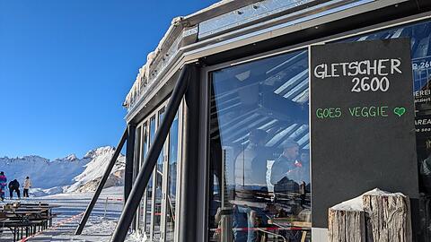 Beim offiziellen Saisonstart 2024 hat man ganz deutlich gesehen: Die Speisen im Gletscher 2600 sind jetzt veggie.