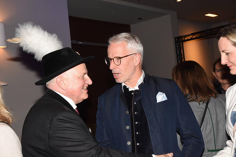 Christian Schottenhamel und  Bernd D&ouml;pke, Leiter der BMW-Niederlassung in M&uuml;nchen.