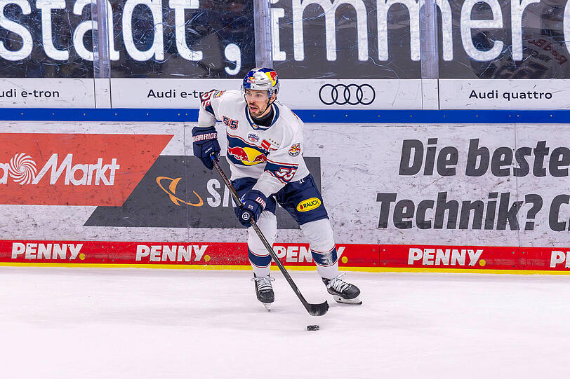 Fabio Wagner vom EHC Red Bull M&uuml;nchen f&uuml;hrt die Scheibe aus der eigenen Zone &ndash; nach dem brutalen Foul an Edwin Tropmann steht die DEL und der Klub unter Druck, ein klares Zeichen f&uuml;r mehr Sicherheit zu setzen.