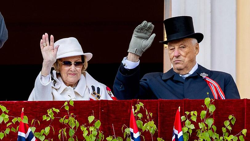 König Harald hat mitgeteilt, dass es Königin Sonja besser geht. König Harald hat mitgeteilt, dass es Königin Sonja besser geht.