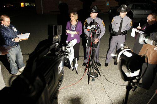 US-Polizisten erklären den Stand der Dinge