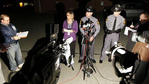 US-Polizisten erklären den Stand der Dinge US-Polizisten erklären den Stand der Dinge