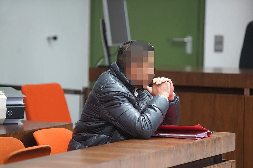 Er gesteht die Tat ein und entschuldigt sich bei der Familie: Taifoun A. auf der Anklagebank.