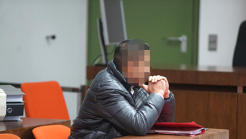 Er gesteht die Tat ein und entschuldigt sich bei der Familie: Taifoun A. auf der Anklagebank. Er gesteht die Tat ein und entschuldigt sich bei der Familie: Taifoun A. auf der Anklagebank.