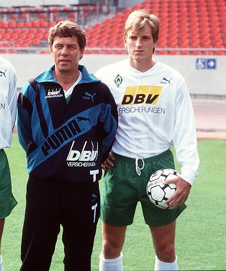 OTTO REHHAGEL (1994/95): Im Februar 1995 kündigt Otto Rehhagel an, dass er nach 14 Jahren Werder Bremen verlässt und beim FC Bayern München eine neue Herausforderung beginnen möchte. Ein meisterliches Ende ist ihm nicht vergönnt. Im letzten Spiel - ausgerechnet durch ein 1:3 bei den Bayern - verspielt Werder die Meisterschaft.