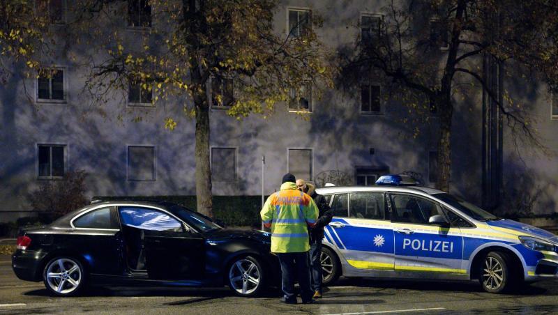 Polizisten stehen nach einem Unfall auf der Fürstenrieder Straße neben einem beschädigten Auto. F. Foto: Sven Hoppe/dpa Polizisten stehen nach einem Unfall auf der Fürstenrieder Straße neben einem beschädigten Auto. F. Foto: Sven Hoppe/dpa
