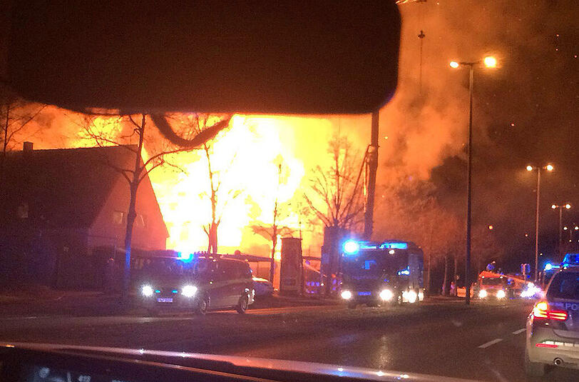 Am frühen Donnerstagmorgen kam es zu einem Brand auf einer Baustelle in der Von-Kahr-Straße. Der Rohbau eines Mehrfamilienhauses wurde komplett zerstört.