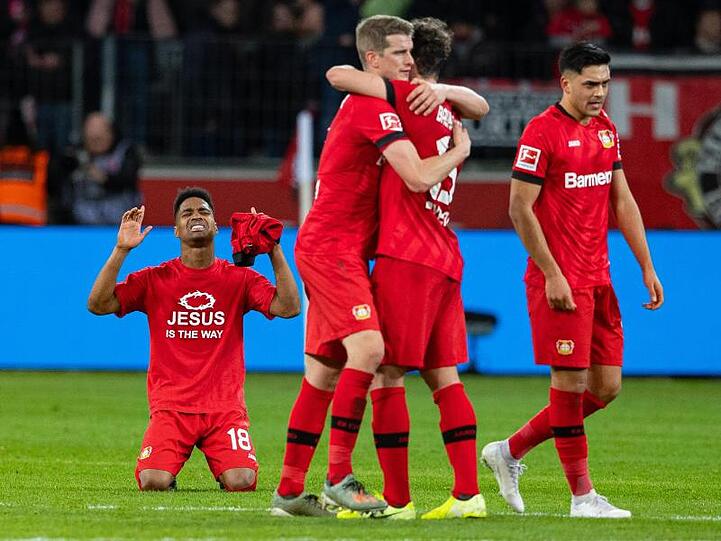 Leverkusens Spieler zeigen sich nach dem Spiel gegen Schalke über den Sieg erleichtert.