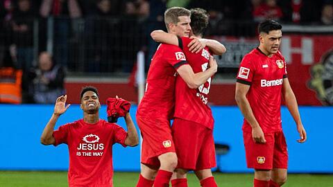 Leverkusens Spieler zeigen sich nach dem Spiel gegen Schalke über den Sieg erleichtert.