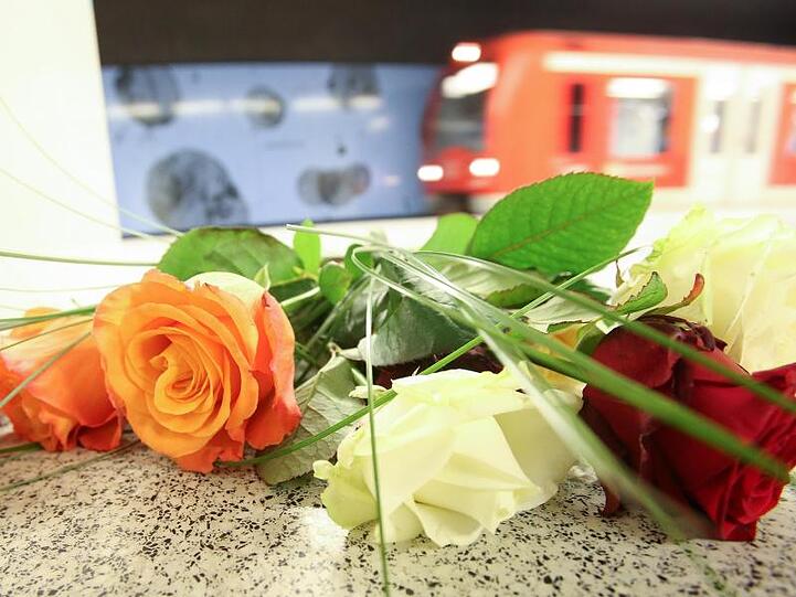 Blumen erinnern im April 2018 in einer Hamburger S-Bahnstation an den tödlichen Messerangriff.