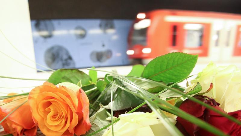 Blumen erinnern im April 2018 in einer Hamburger S-Bahnstation an den tödlichen Messerangriff.