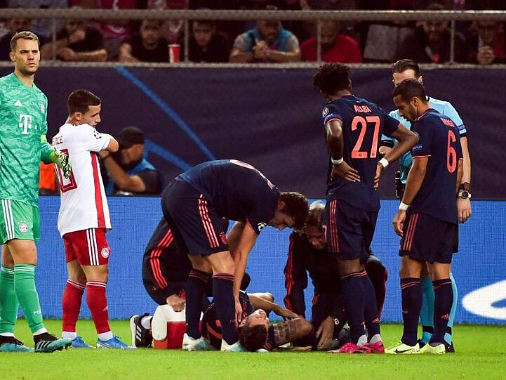 Lucas Hernandez vom FC Bayern Müpnchen liegt verletzt am Boden und wird behandelt. Foto: Sven Hoppe/dpa