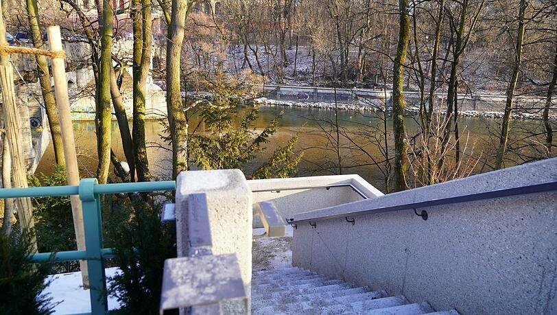 Links am Bildrand ist der Kartenleser zu sehen, der die Treppenanlage an der Max-Brücke öffnet - nur für Landtagsmitarbeiter.