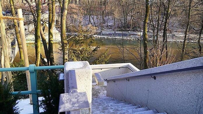Links am Bildrand ist der Kartenleser zu sehen, der die Treppenanlage an der Max-Brücke öffnet - nur für Landtagsmitarbeiter.