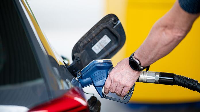 Tanken planen lohnt sich: An der Autobahnraststätte sind die Preise merklich höher.