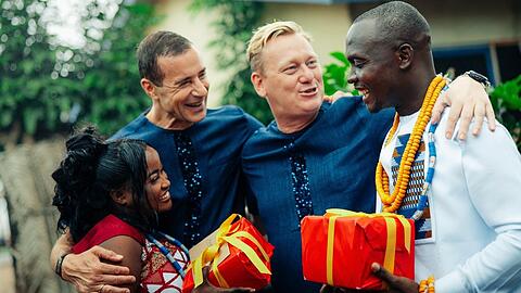 Kai Pflaume (2.v.l.) und Jens "Knossi" Knossalla (3.v.l.) mit Teilnehmern ihrer neuen Sendung, bei der sie Hochzeitsrituale rund um den Globus erkunden.