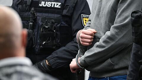 Die Staatsanwaltschaft fordert lebenslange Haft f&uuml;r den j&uuml;ngeren Bruder - wegen Mordes und illegalen Autorennens mit Todesfolge.
