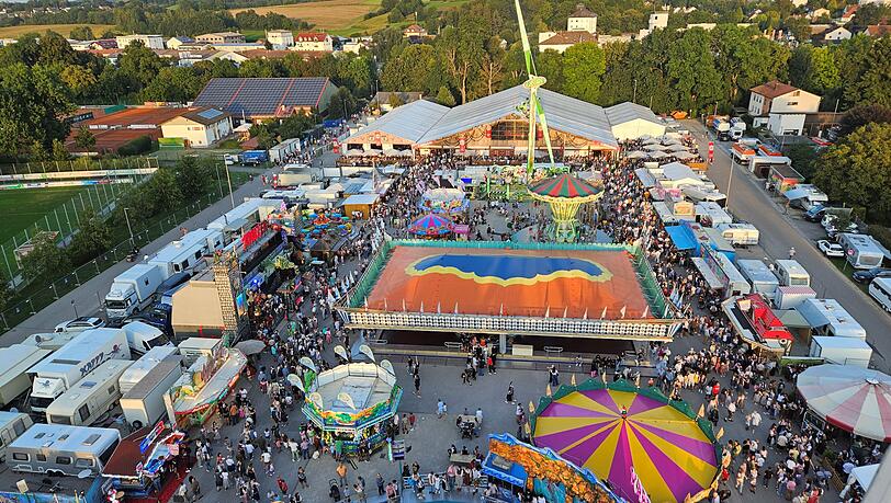 Das Volksfest in Pfaffenhofen an der Ilm findet vom 4. bis 15. September 2026 statt. Startschuss ist um 17 Uhr mit dem Ausmarsch zum Volksfestplatz. Angezapft wird im gro&szlig;en Festzelt um 18 Uhr.