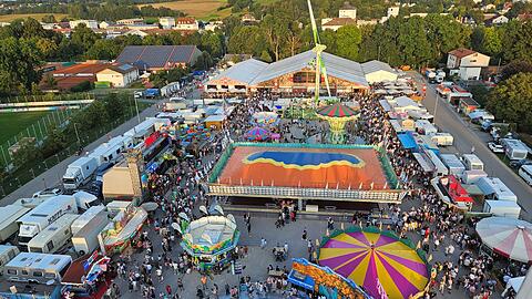 Das Volksfest in Pfaffenhofen an der Ilm findet vom 4. bis 15. September 2026 statt. Startschuss ist um 17 Uhr mit dem Ausmarsch zum Volksfestplatz. Angezapft wird im gro&szlig;en Festzelt um 18 Uhr.