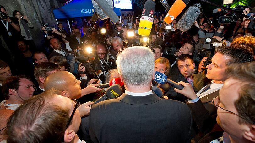 Viel Gedränge, aber eigentlich nur um seehofer selbst. Am Eingang und im P1 war nicht so viel los. Terrasse und einige Räume in der Nobeldisco wurden gar nicht gebraucht. Die Bilder vom CSU-Event im P1.