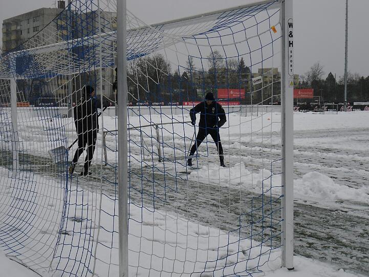 Hart , härter, Alexander Schmidt. Der Trainer des TSV 1860 schickte seine Jungs am Montagvormittag trotz klirrender Kälte, Schneeregen und schneebedeckten Trainingsplätzen raus zum Anschwitzen. Am Abend spielen die Löwen gegen den 1. FC Kaiserslautern. Die Bilder vom Matsch-Training