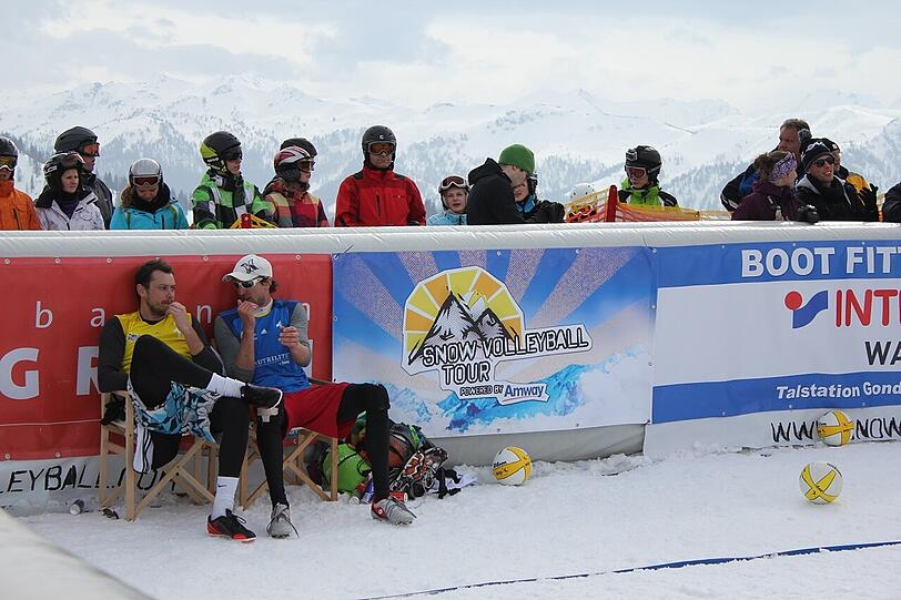 Bergkulisse: Die Finalisten Michal Matyja (POL) und Florian Schweikert (GER) erholen sich während eines Time-outs.