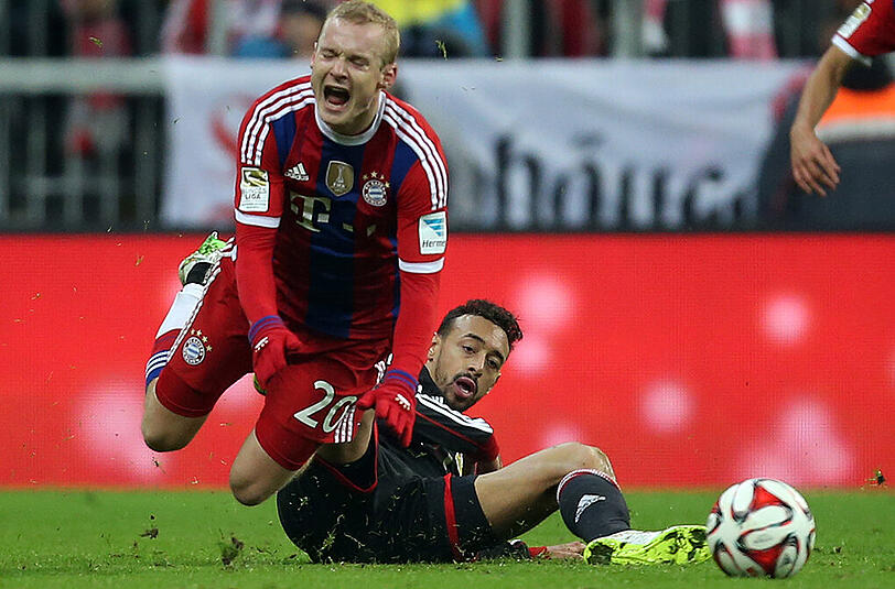 Das tut weh! Karim Bellarabi grätscht Sebastian Rode um - sieht nur Gelb.