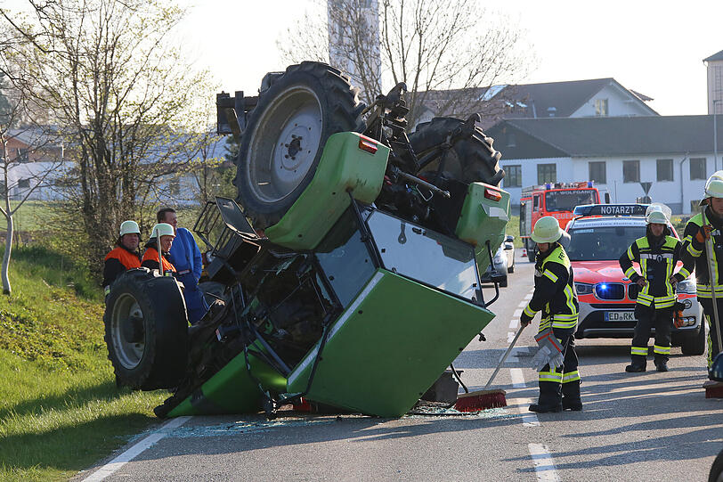 Der BMW versuchte während des Abbiegevorgangs des Traktors zu überholen - es kam zum Zusammenstoß. Beide Fahrzeuge wurden schwer beschädigt.